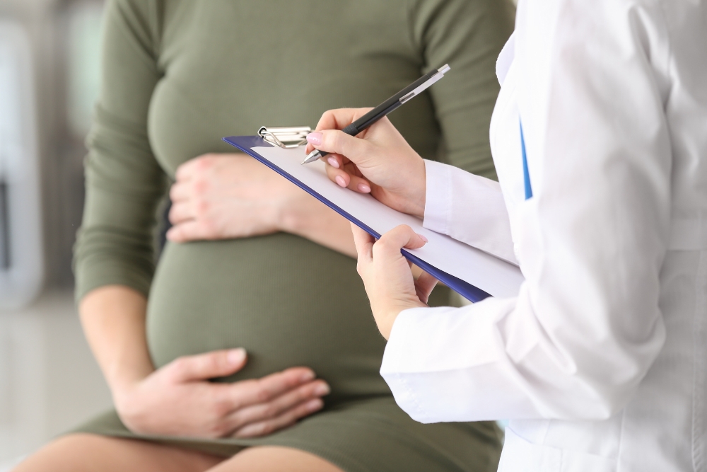 תמונת אווירה אישה בהריון ליד רופאה